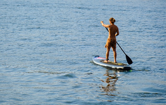 Paddle your way to a stronger team: The benefits of stand up paddle corporate events
